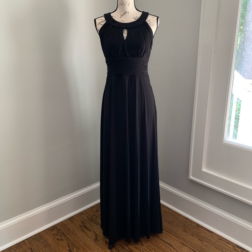 Sangria Black Pleated Keyhole Maxi Dress